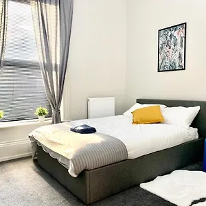 Apartment Free, Large Car Park, Wakefield